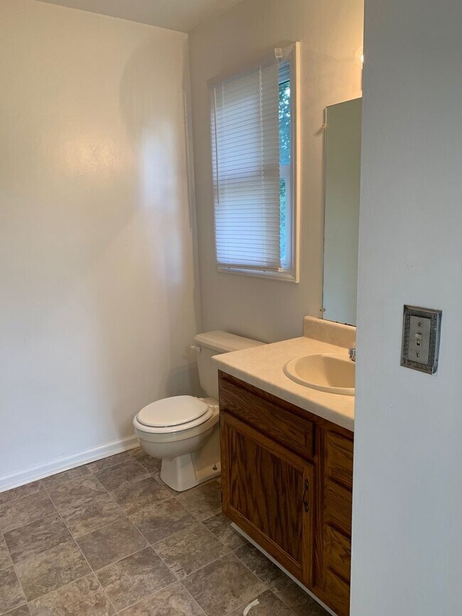 Building Photo - 3 Bedroom 2.5 Bath Duplex
