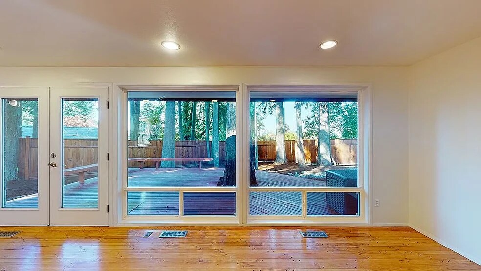 Large shady deck for entertainment - 7302 139th PL NE