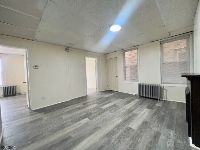 Building Photo - 608 Main St