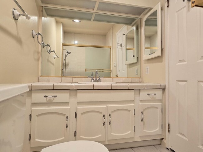 Building Photo - Spacious Upstairs Condo, Balcony, Storage,...