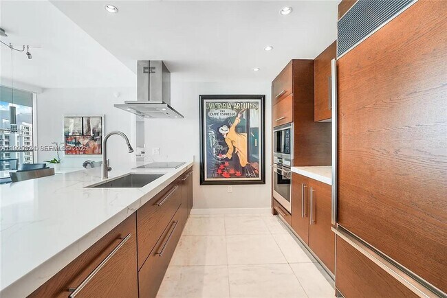 Building Photo - 495 Brickell Ave