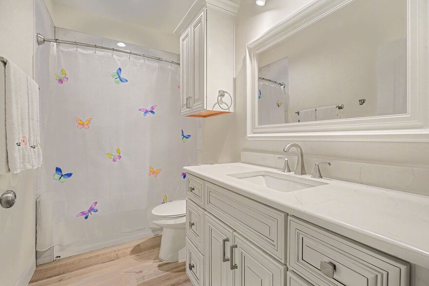 Building Photo - 3633 E Meadow Ln