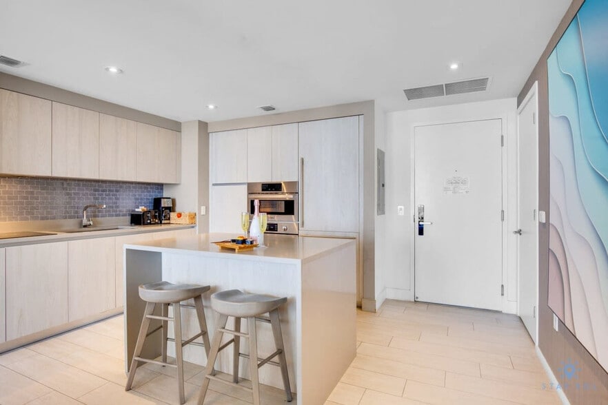 Building Photo - 4010 S Ocean Dr