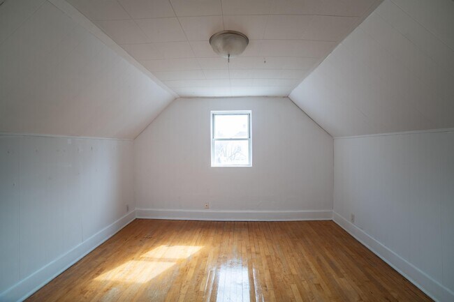 Building Photo - 127 Woodlawn Ave
