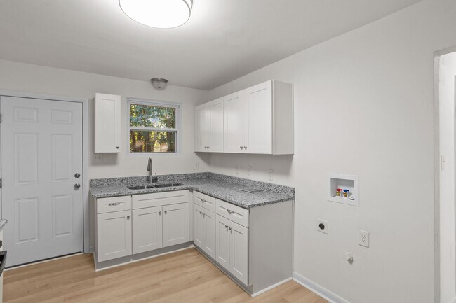 Building Photo - 2000 Flower Ln