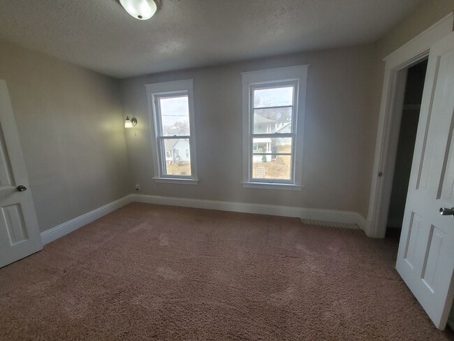 Building Photo - 3 bedroom house in Moline