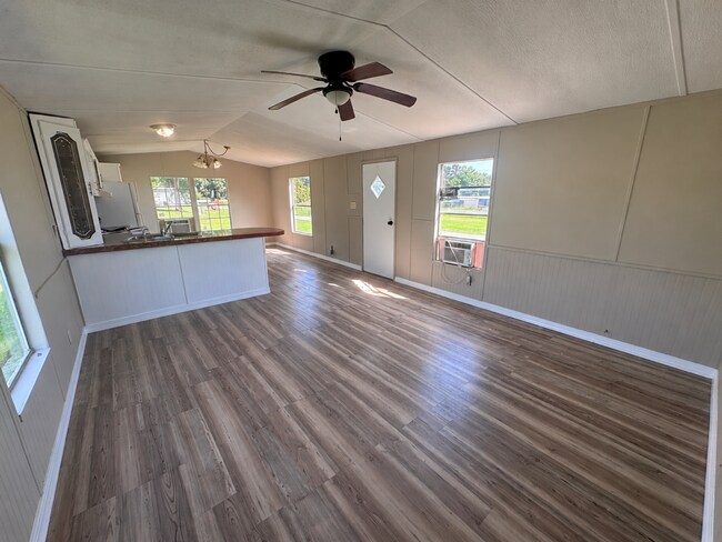 Building Photo - 102 Lakewater Dr