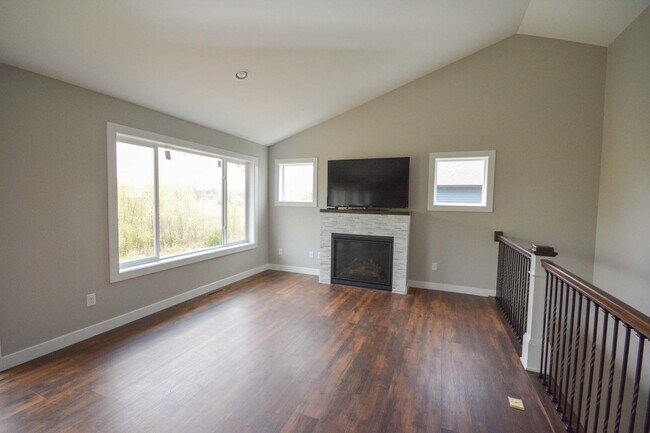 Building Photo - Bright & modern main floor living in newer home!