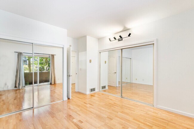 Building Photo - Riverplace Condominiums - 1 bed/1 bath corner unit w/parking/storage/balcony/fireplace