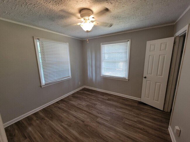 Building Photo - 2034 Trout Dr