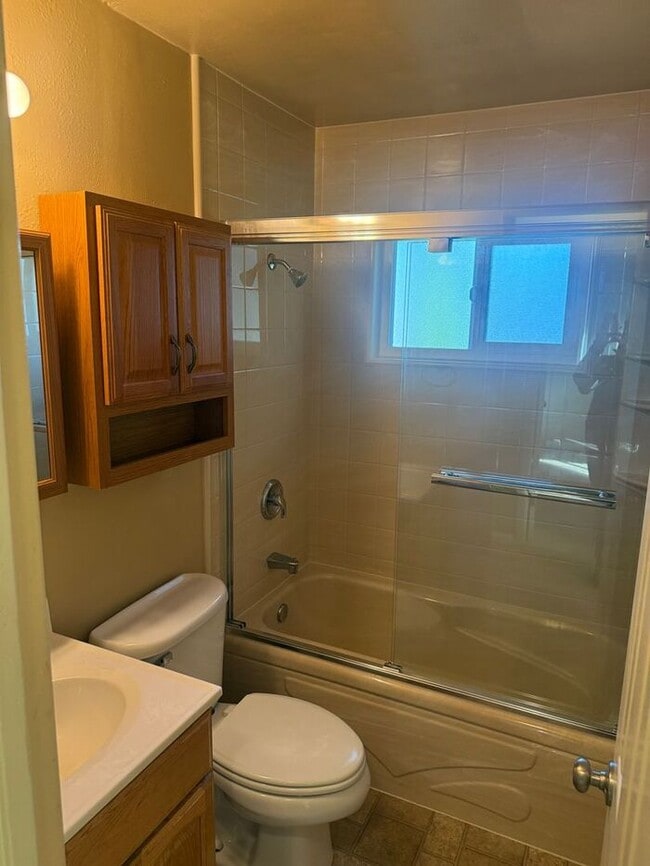 Building Photo - Spacious two bedrooms one full bathroom