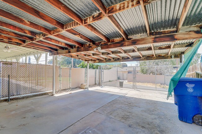 Building Photo - Newly Remodeled East Side Home!