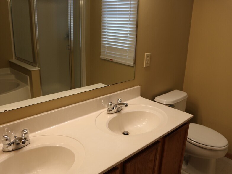 Building Photo - 395 Belfair Dr