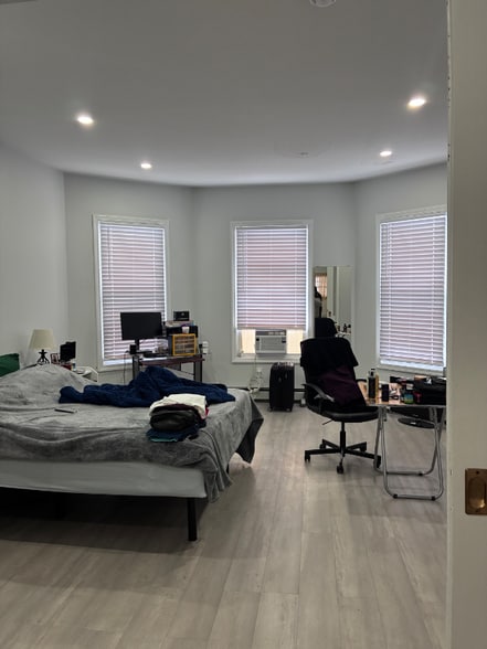 Building Photo - 49 Dukes St