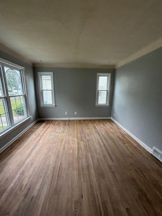 Building Photo - Maple Heigjts 3 bedroom Single Water/Sewer...