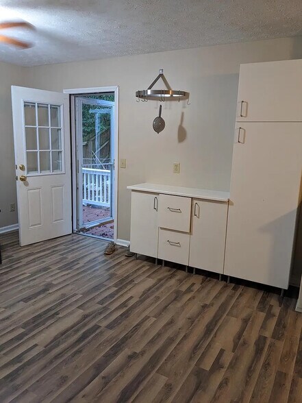 Building Photo - Room in House on Karl Ct