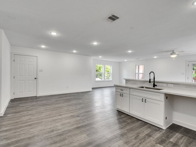 Building Photo - ? Spacious & Stylish 3-Bed Home – Garage Included! ?