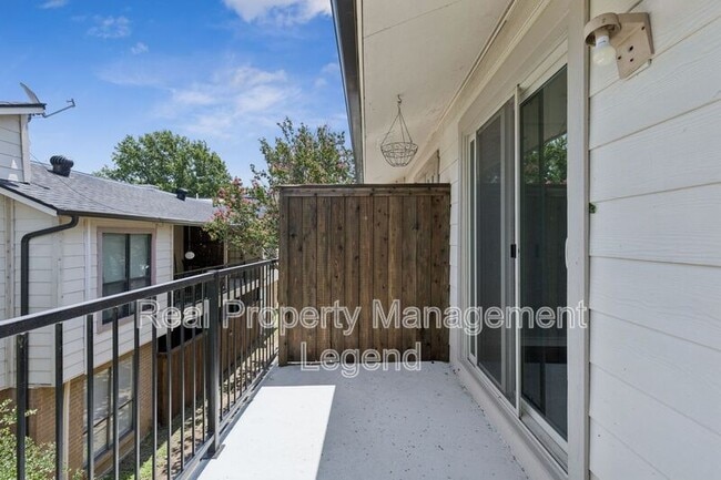 Building Photo - 6646 E Lovers Ln