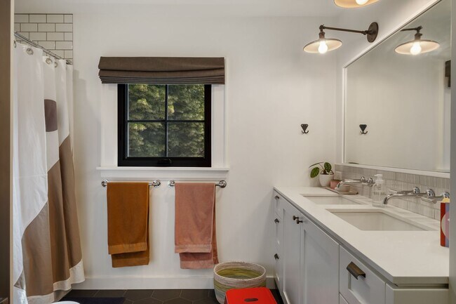 Building Photo - 2835 NE 40th Ave