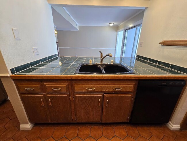 Building Photo - A Fabulous 3 Bedroom Townhome Centrally located.