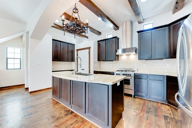 Building Photo - 905 W 22nd St