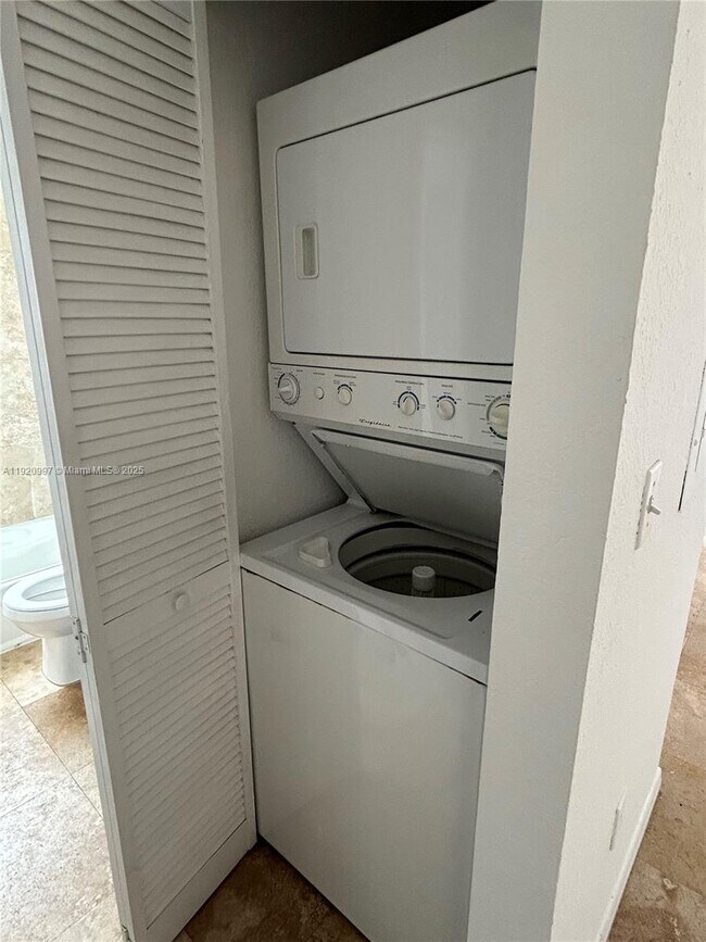 Building Photo - 953 SW 10th St