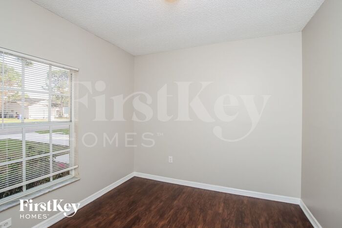 Building Photo - 1160 Schumann Dr