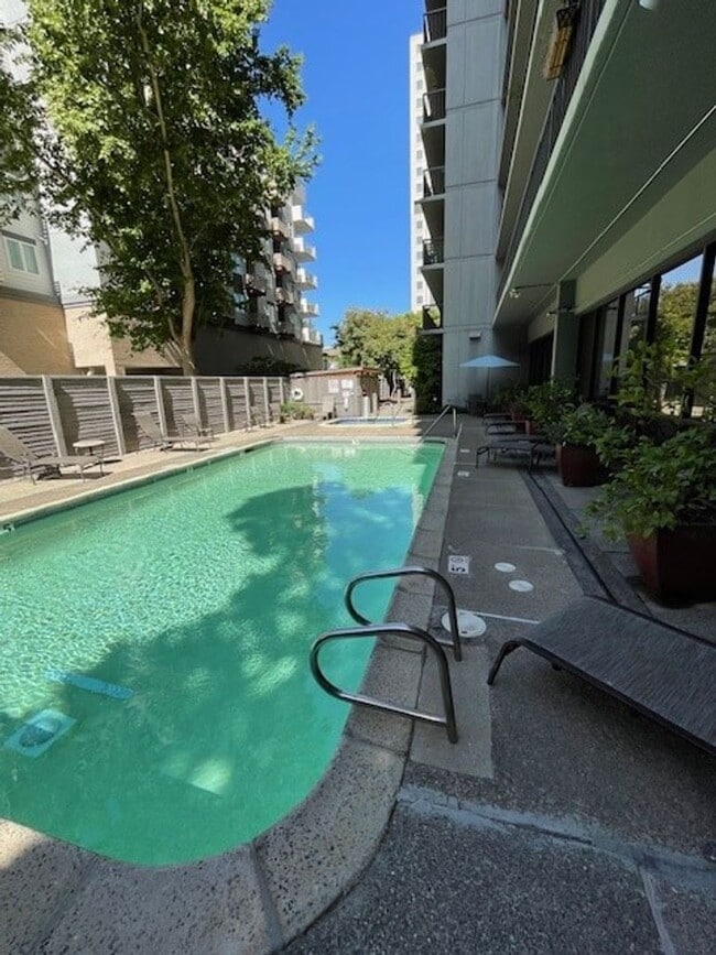 Building Photo - $1000 Move In Credit - 1 Bedroom 1 Bathroo...