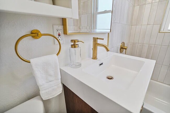 Building Photo - 2412 SW Mission Ave