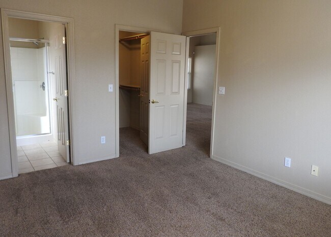 Building Photo - Beautiful Solar-Powered 3-Bedroom Home in the Heart of Kingman