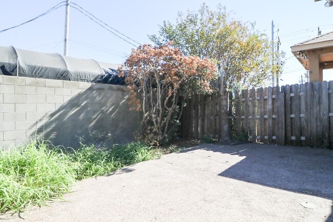 Building Photo - 9310 Albany Dr
