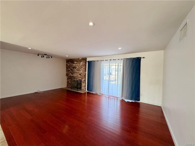 Building Photo - 13416 Glenoaks Blvd