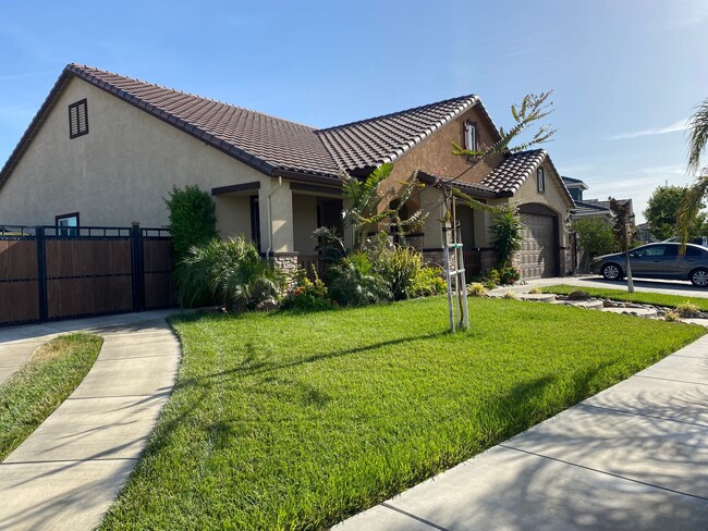 Building Photo - Beautiful Los Banos Rental