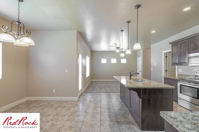 Building Photo - Dog Friendly, Pleasant 4 Bedroom, 2.5 Bathroom Townhome