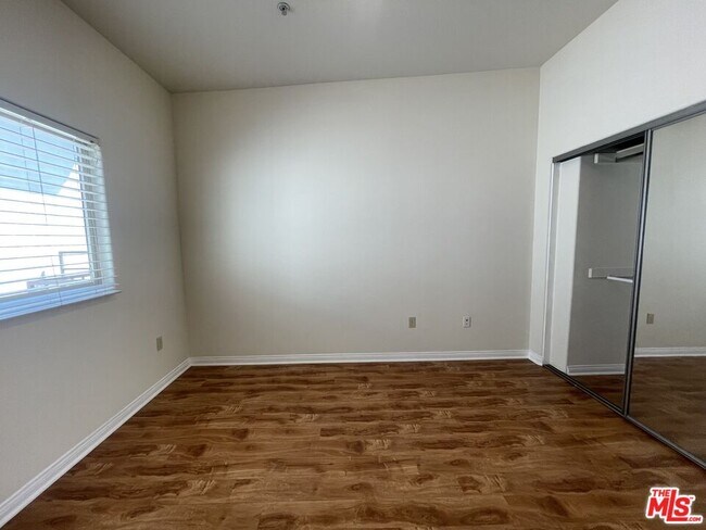 Building Photo - 15024 Magnolia Blvd