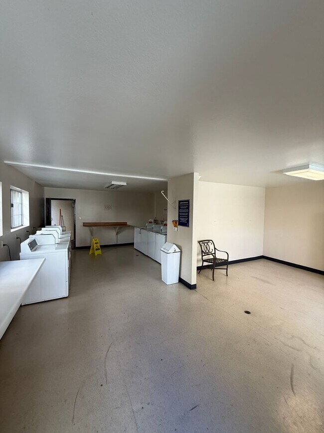Building Photo - Modern 1BD/1BA Condo at The Met Warner Center! Ready for Move-In!