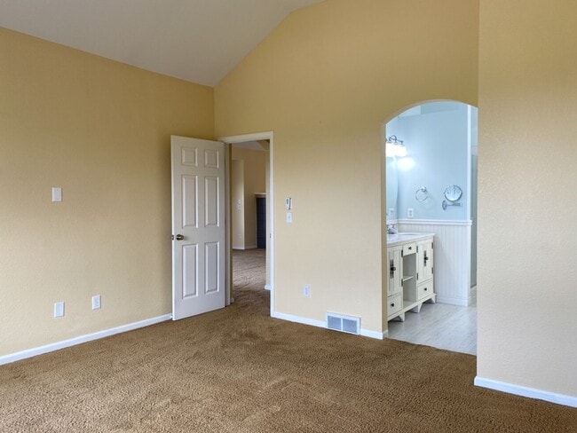 Building Photo - 5742 Crestwood Dr