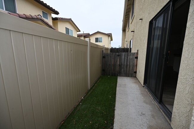 Building Photo - Spacious 3 Bed / 2.5 Bath Townhome in Gated Community – El Cajon