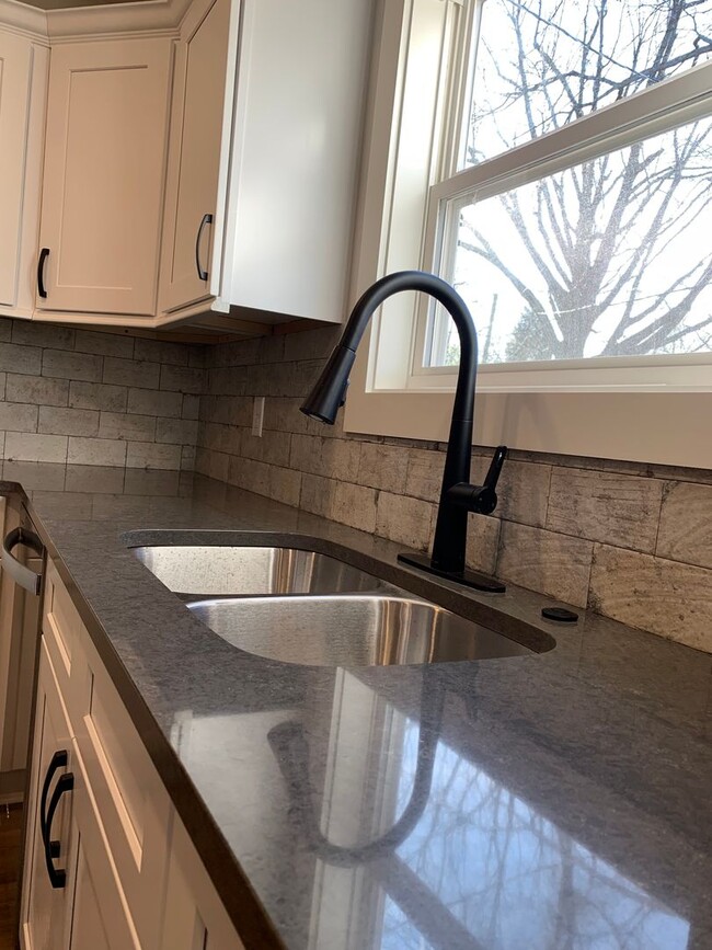 Building Photo - 2 Bed/1 Bath: Walk to International Studie...