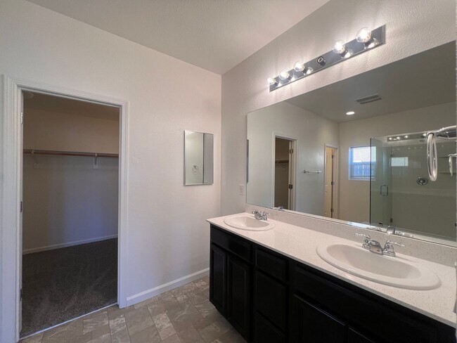 Building Photo - Luxurious 4 bedroom 3 bath family home in ...