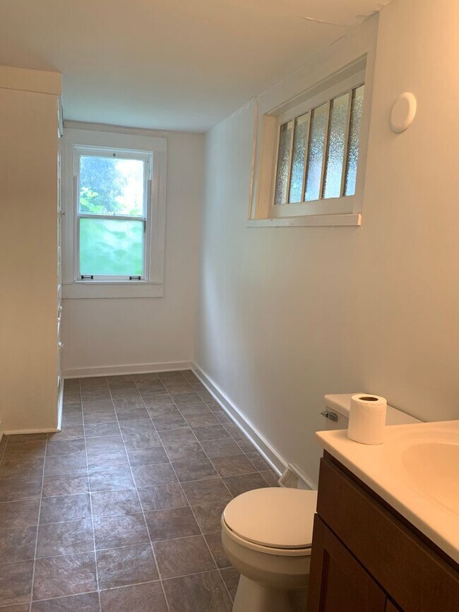 Building Photo - Large 4 Bedroom home!