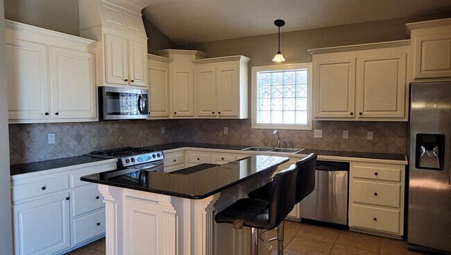 Building Photo - Spacious 3 bedroom plus office in Springlake off Bluebonnet