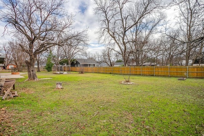 Building Photo - Amazing Historic 1940's Home in Original Cleburne- 4 Bed- 3 Bath w/ Multiple Living Areas- 76033