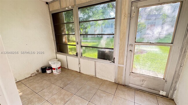Building Photo - 5525 N Lakewood Cir