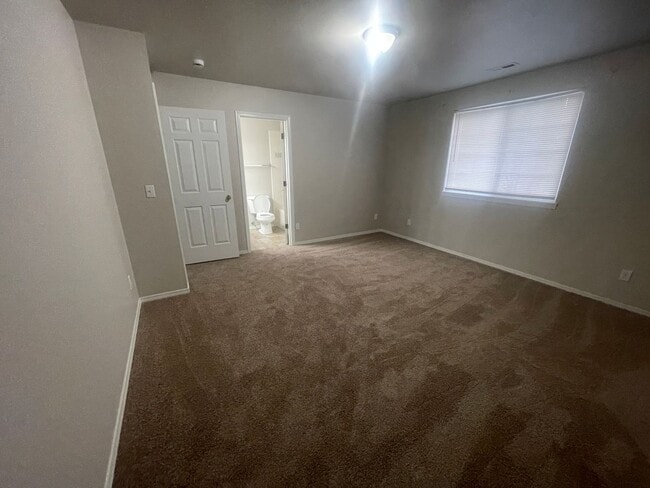 Building Photo - Move in special- 2 Weeks Free!