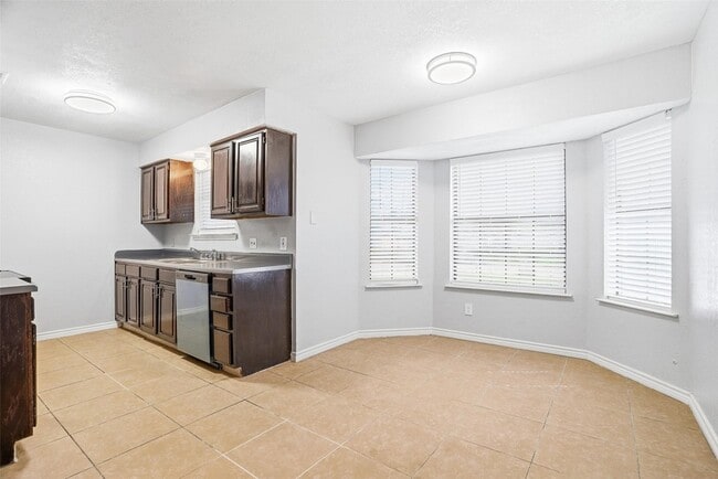 Building Photo - 416 Colonial Pl