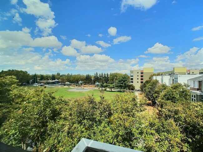 Building Photo - Ideally Located 3 Bedroom Townhouse with Cahill Park Views