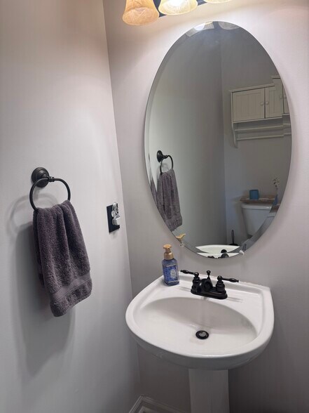 Guest Bathroom - 612 Graythorn Ln