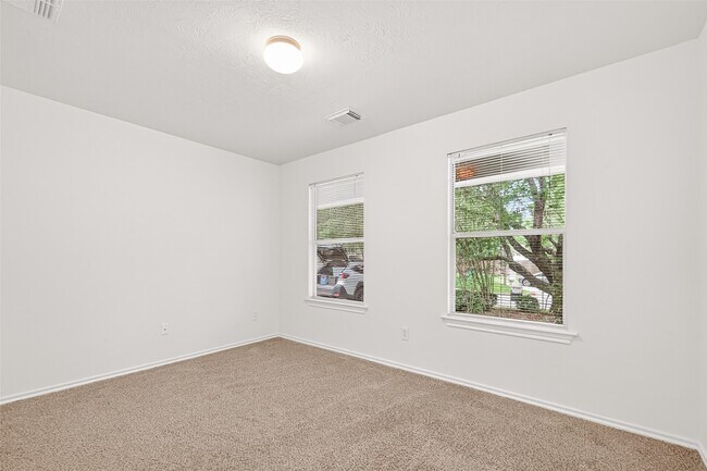 Building Photo - 10 Druids Glen Pl