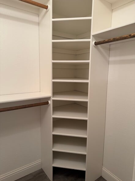 Building Photo - 3701 Colonial Dr